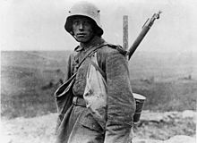 http://upload.wikimedia.org/wikipedia/commons/thumb/e/eb/bundesarchiv_bild_183-r05148%2c_westfront%2c_deutscher_soldat.jpg/220px-bundesarchiv_bild_183-r05148%2c_westfront%2c_deutscher_soldat.jpg